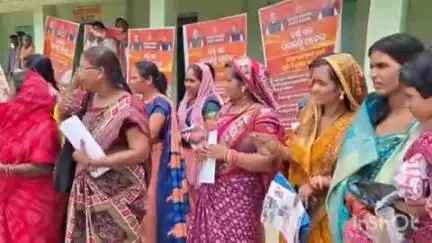 ରେଢାଖୋଲ: ରେଢ଼ାଖୋଲ ବ୍ଳକ କାର୍ଯ୍ୟାଳୟ ଠାରୁ ବିକାଶ ବାହନ ଉଦଘାଟିତ , କଦଳୀଗଡ଼ ରେ ପ୍ରଦର୍ଶିତ ହେଲା ନୂତନ ସରକାରର ଯୋଜନା