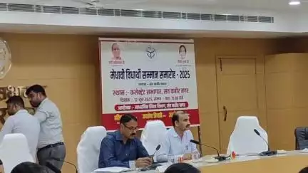 खलीलाबाद: जिलाधिकारी सभागार में संतकबीरनगर के मेधावी छात्र-छात्राओं को टेबलेट, नगद राशि चेक और प्रशस्तिपत्र देकर किया गया सम्मानित