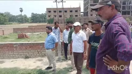 गोपालगंज: हजियापुर वार्ड 27 में खाड़ किनारे लोगों द्वारा बनाया गया रास्ता, जिला प्रशासन के आदेश पर अतिक्रमण हटाया गया