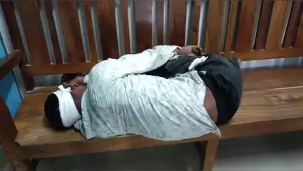 গাজোল: টোল প্লাজা ১২ নং জাতীয় সড়ক এলাকায় বাইক আরোহী ২ যুবক ছাগলকে বাঁচাতে গিয়ে নিয়ন্ত্রণ হারিয়ে সড়কের উপর পড়ে জখম হয়