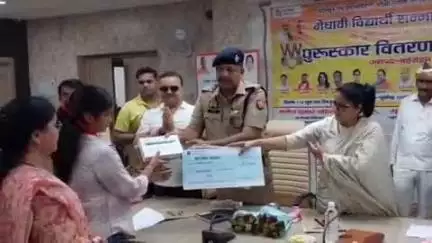 बहराइच: विकास भवन सभागार में अलंकरण समारोह का आयोजन, मुख्यमंत्री के कार्यक्रम का हुआ सजीव प्रसारण, सम्मानित हुए छात्र-छात्राएं