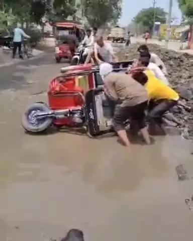 बिल्हौर: शिवराजपुर में सड़क पर जल भराव के कारण ई-रिक्शा पलटने से 4 यात्री हुए घायल, वीडियो सोशल मीडिया पर हुआ वायरल
