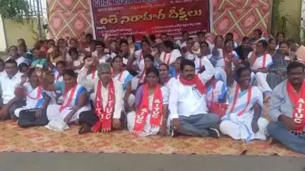 కడప: పెండింగ్ లో ఉన్న లెప్రసీ అలవెన్సులు తక్షణం చెల్లించాలని ఆశా వర్కర్స్ కలెక్టరేట్ ఎదుట రిలే నిరాహార దీక్షలు
