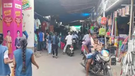 வேடசந்தூர்: மின் தடை காரணமாக கடைவீதியில் குவிந்த வட மாநில தொழிலாளர்கள்