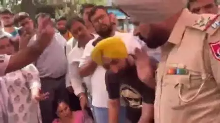 ਜਲੰਧਰ 1: ਜਲੰਧਰ ਦੇ ਕਪੂਰਥਲਾ ਚੌਂਕ ਵਿਖੇ ਅਲਫਾ ਲੈਬ ਦੇ ਡਾਕਟਰ ਉੱਪਰ ਲੱਗੇ ਕੁੱਟ ਮਾਰ ਦੇ ਆਰੋਪ ਬਾਹਰ ਲੱਗਾ ਧਰਨਾ