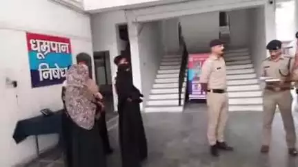 रुद्रपुर: रुद्रपुर के भूतबंगला निवासी युवक ने एक व्यक्ति पर अपनी पत्नी को बंधक बनाने का आरोप लगाया, एसपी सिटी से की मुलाकात