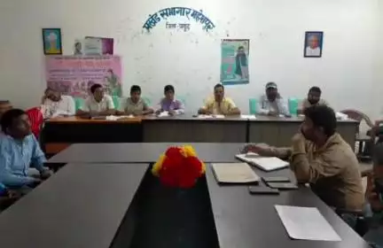 महेशपुर: महेशपुर बीडीओ सिद्धार्थ शंकर यादव ने कर्मियों के साथ समीक्षा बैठक कर कई निर्देश दिए