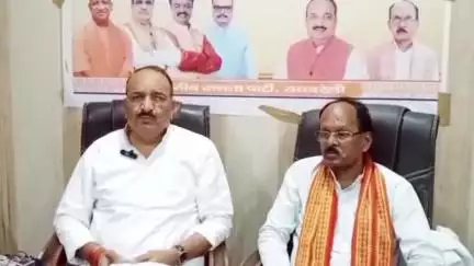जिला पंचायत सभागार में मंत्री दिनेश सिंह बोले एक चुटकी सिंदूर की कीमत तुम क्या जानो सांसद बाबू