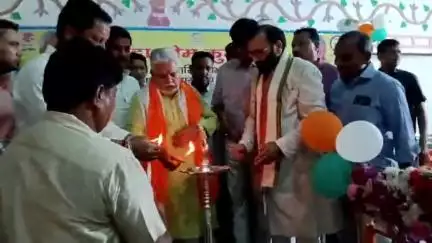 अमरपुर: अमरपुर में सहकारिता मंत्री ने 51 लाभुकों को फसल सहायता राशि का चेक वितरित किया