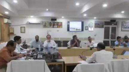 हमीरपुर: हमीरपुर में 50 लाख से अधिक की निर्माणाधीन परियोजनाओं की डीएम ने की समीक्षा बैठक, दिए निर्देश