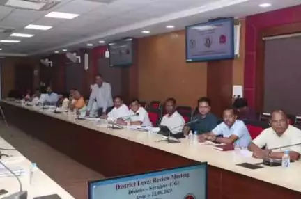 सूरजपुर: कलेक्टर ने मासिक बैठक में स्वास्थ्य गतिविधियों की की समीक्षा