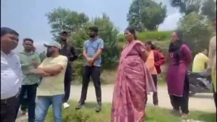 चम्पावत: मानसून से पूर्व नगर पालिका अध्यक्ष प्रेमा पांडे ने नागनाथ वार्ड में समस्याएं सुनीं
