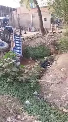 Gram Sabha mahmudapur mein gram pradhan ba secretary ki laparvahi se tractor nale mein Ja gira Hua bada hadsa