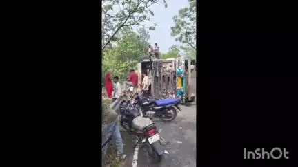 मनावर: जीराबाद-केशवी मार्ग पर सीमेंट से भरा ट्रक केशवी घाट के मोड़ पर पलटा
