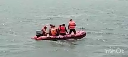 बलिया: माल्देपुर स्थित पीपापुल के समीप गंगा नदी में छलांग लगाने वाले युवक की तलाश गुरुवार की दोपहर भी जारी