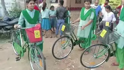 पीरटांड: बडड्डीहा स्कूल में छात्र-छात्राओं के लिए साइकिल वितरण कार्यक्रम आयोजित किया गया
