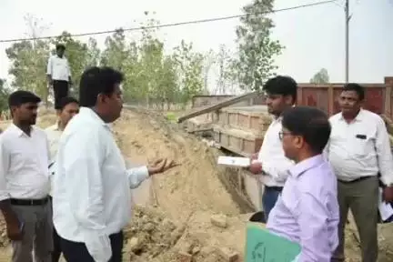 बांसी: डीएम ने छीतही पड़री मार्ग पर बॉक्स कल्वर्ट निर्माण कार्य का किया निरीक्षण, एप्रोच मार्ग बनाने का दिया निर्देश