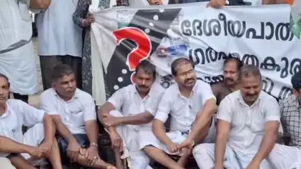 ചാലക്കുടി: ദേശീയപാത 544-ലെ ഗതാഗതക്കുരുക്ക്, റോഡിൽ കുത്തിയിരുന്ന് ചാലക്കുടി എം.എൽ.എ സനീഷ് കുമാർ ജോസഫ്