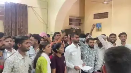 लाडपुरा: कोटा में गर्मी के मौसम में कॉलेज स्टूडेंट्स ने अनोखे विरोध प्रदर्शन में धूप में खड़े होकर अपनी मांगें उठाईं