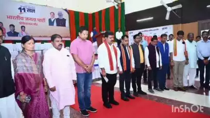 जगदलपुर: टाउन हॉल में आयोजित कार्यक्रम के दौरान अहमदाबाद में हुए विमान हादसे में जान गंवाने वाले लोगों को दी गई श्रद्धांजलि