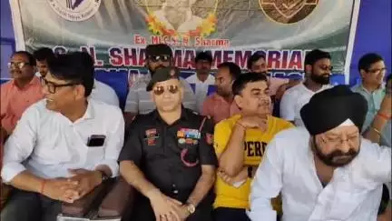 कोडरमा: सीएच मैदान में कोडरमा प्रीमियर लीग के उद्घाटन मैच में जैनिज ग्लेडिएटर्स ने महावीर महाराज को 8 विकेट से हराया