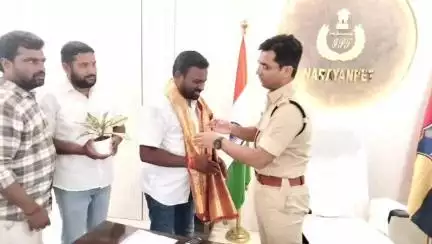 నారాయణపేట్: ఎస్పీ యోగేష్ గౌతమ్ ను మర్యాద పూర్వకంగా కలిసిన ఆర్టీఏ మెంబర్ పోషల్ రాజేష్