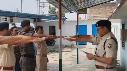 बथनाहा: बथनाहा में विश्व बाल श्रम निषेध दिवस पर पुलिसकर्मियों को बाल श्रम रोकने की शपथ दिलाई गई