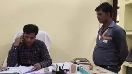 लहरपुर: ग्राम अनियां कलां में जर्जर विद्युत लाइनों और लो वोल्टेज की समस्या से परेशान लोगों ने एसडीओ को सौंपा ज्ञापन