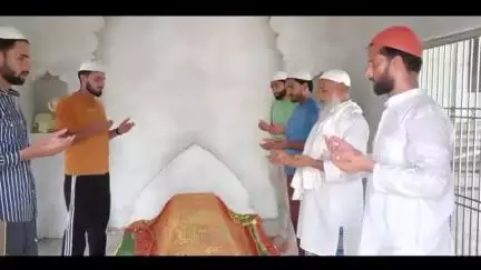 हसनपुर: गांव लिसड़ी बुजुर्ग में हज़रत सय्यद मुस्तफा मियां की दरगाह पर चादरपोशी के बाद शरबत वितरण कार्यक्रम का आयोजन किया गया