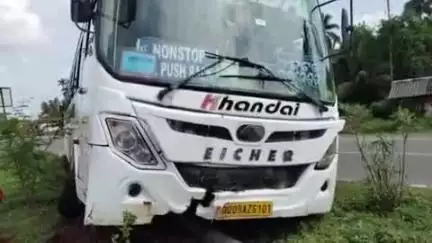 ପୁରୀ ମ୍ୟୁନିସିପାଲଟି: ପୁରୀ ଭୁବନେଶ୍ୱର  ରୋଡ଼ ରେ ଯାତ୍ରୀ ବାହୀ ବସ୍ ଦୁର୍ଘଟଣା l ଅଳ୍ପକେ ବର୍ତିଲେ ବସ ଯାତ୍ରୀ l