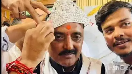 कराहल: कराहल में प्रभारी मंत्री राकेश शुक्ला का चांदी का मुकुट पहनाकर भव्य स्वागत किया गया