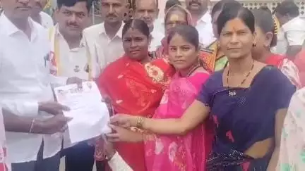पंढरपूर: तहसील कार्यालयासमोर प्रहारचे संस्थापक बच्चू कडू यांच्या अन्नत्याग आंदोलनाच्या समर्थनार्थ प्रहारचे आंदोलन