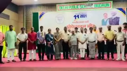 बदायूं: दिल्ली पब्लिक स्कूल में भाजपा जिलाध्यक्ष राजीव कुमार गुप्ता सहित अन्य लोगों ने प्लेन हादसे पर 2 मिनट का मौन धारण किया