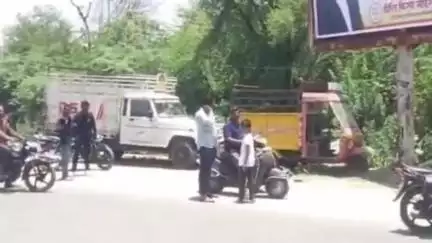 राजसमंद: राजसमंद के अंबेडकर सर्किल पर होर्डिंग लगाते समय युवक हाईटेंशन लाइन की चपेट में आकर बुरी तरह झुलसा