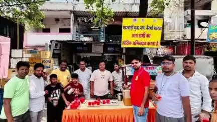 बेरमो: फुसरो में मारवाड़ी युवा मंच बेरोज शाखा ने राहगीरों को पिलाया शरबत