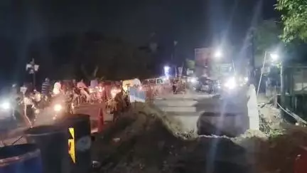 বারাসাত ১: বারাসাত কাজীপাড়া ব্রিজে সংস্কার কাজ: সন্ধ্যা হলেই দীর্ঘ যানজট, চরম ভোগান্তিতে নিত্যযাত্রী ও চালকরা 
#jansamasya