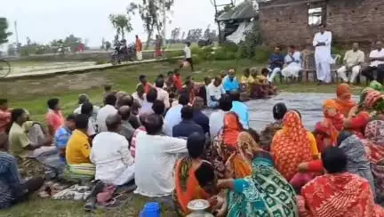 গোসাবা: বিধানসভা ভোটের লক্ষ্যে ১১১নং বুথের নেতৃত্ব কর্মী সমর্থকদের নিয়ে আমতলীতে বৈঠক করলেন অঞ্চল তৃনমূল সভাপতি