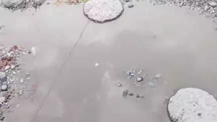 মাদারিহাট: বীরপাড়ার লেভেল ক্রসিংয়ে পেভার্স ব্লক ভাঙায় সমস্যা বাড়ছে. #jansamasya