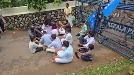 പത്തനാപുരം: പത്തനാപുരം പോലീസ് സ്റ്റേഷനിലേക്ക് കെ.എസ്‌.യു നടത്തിയ മാർച്ചിൽ സംഘർഷാവസ്ഥ, പ്രവർത്തകരും പോലീസും തമ്മിൽ ഉന്തും തള്ളും