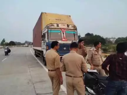 लंभुआ: लंभुआ वाराणसी हाईवे पर कैलाश मैरिज लॉन के पास खड़ी ट्रक में मिला चालक का शव, दूसरे ट्रक चालक ने पुलिस को दी सूचना