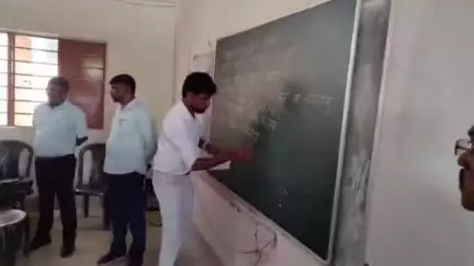 पूर्वी टुंडी: पुर्वी टुंडी के प्रखंड विकास पदाधिकारी ने विभिन्न विद्यालयों का किया निरीक्षण