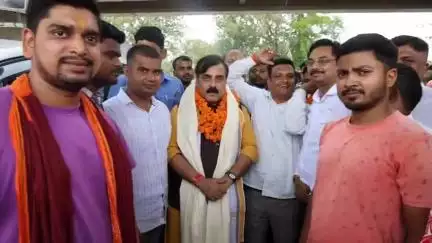 बख्तियारपुर: बख्तियारपुर फोरलेन मोड़ पर नगर विकास मंत्री जीवेश कुमार का जोरदार स्वागत