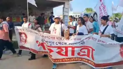 কেশপুর: কেশপুর কলেজে সুকুমার সেনগুপ্তর মূর্তিতে মালা দিতে গিয়ে প্রত্যাখ্যাত এসএফআই নেতাকর্মীরা, বিক্ষোভ