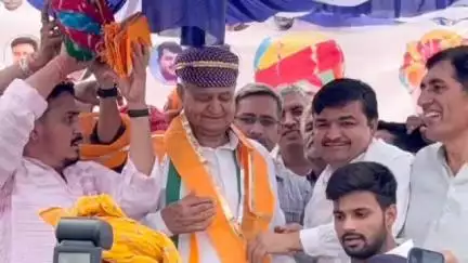 बड़ी सादड़ी: मंगलवाड़ चौराहे पर कांग्रेस के कार्यकर्ताओं ने पूर्व मुख्यमंत्री अशोक गहलोत का जोरदार स्वागत किया