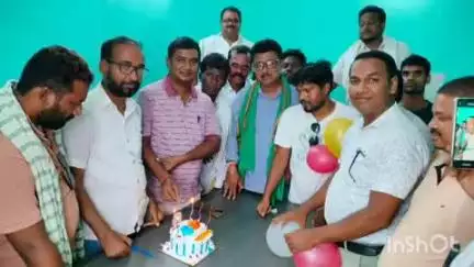 उधवा: उधवा में जेएमएम कार्यकर्ताओं ने केक काटकर विधायक मो. ताजुद्दीन उर्फ एमटी राजा का जन्मदिन मनाया