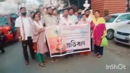 পুরুলিয়া ২: গতকালের মহেশতলায় ঘটনার প্রতিবাদে প্রতিবাদ পুরুলিয়া শহরে ট্যাক্সি স্ট্যান্ডে সনাতনীদের