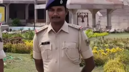 हिसुआ: हिसुआ के एसाआई धर्मवीर कुमार को 10 कांडों में बेहतर काम करने पर ₹10,000 का इनाम मिला