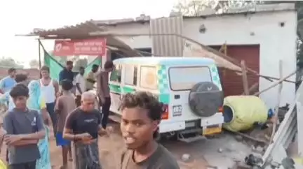 ग्राम कुधरी में जच्चा-बच्चा को लेकर जा रही महतारी एक्सप्रेस वाहन अनियंत्रित होकर दुकान में घुसी