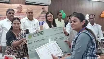 कासगंज: कलेक्ट्रेट सभागार में मेधावी छात्र-छात्राओं को जनप्रतिनिधियों और अधिकारियों ने सम्मानित किया, चेक और टैबलेट वितरित किए