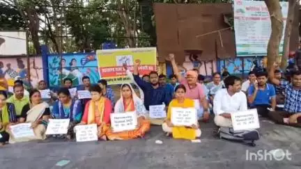 पाकुड़: समाहरणालय के सामने झारखंड आउटसोर्सिंग कर्मचारियों का एक दिवसीय धरना प्रदर्शन